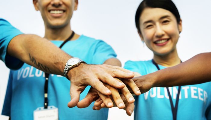 Persone che incrociano le mani