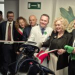 Persone in una cerimonia di inaugurazione