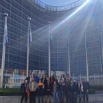 Gruppo di persone davanti al Parlamento europeo