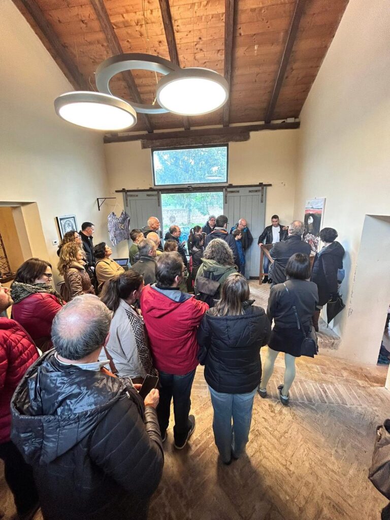 Foto di persone durante una visita guidata alla Casa della Memoria di Servigliano