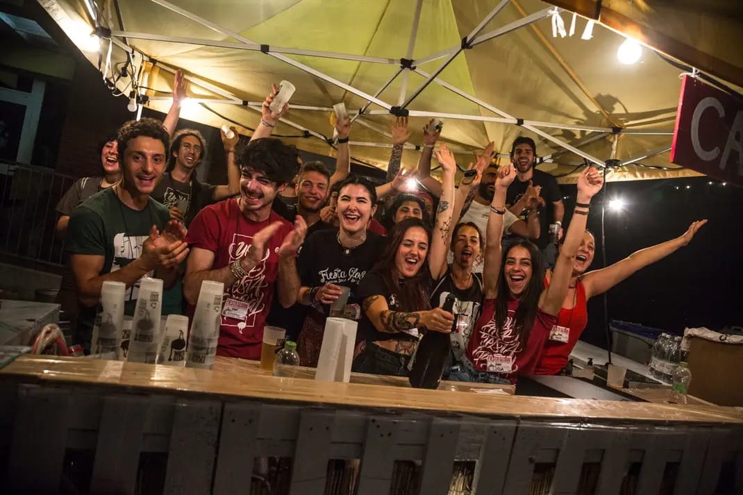 Foto di un gruppo di giovani che sorridono e fanno festa