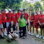 squadra di giovani partecipanti con tshirt rossa, insieme alla tutor