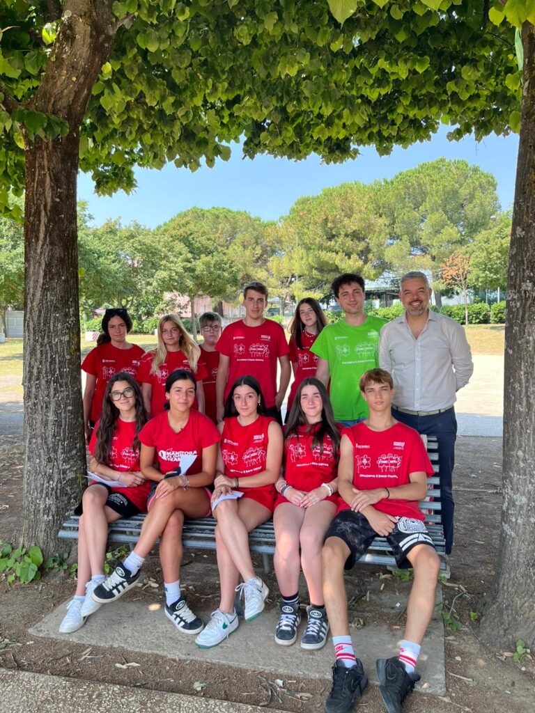 Foto di Alessandro Marchetti (maglia verde) con la prima squadra del progetto Ci sto affare fatica e il sindaco di Monte San Vito, Thomas Cillo