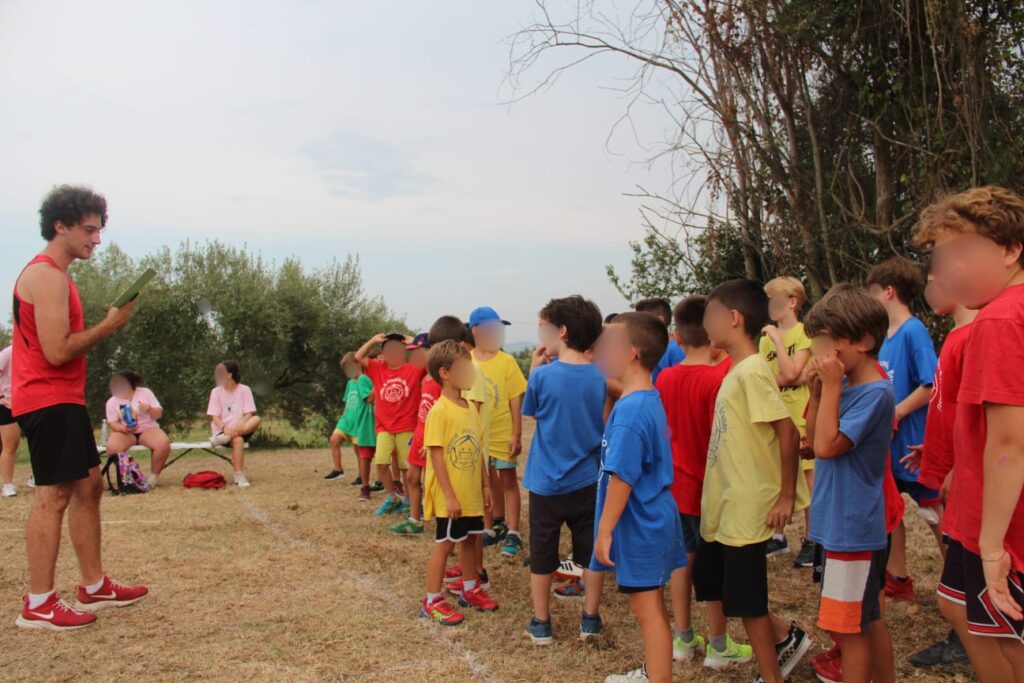 Foto di Alessandro Marchetti con alcuni bambini dell'oratorio di Monte San Vito