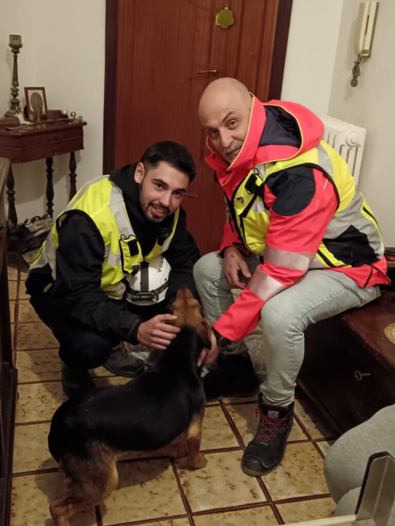 Foto di Micheal Mengoni con il presidente dell'associazione, Fausto Capalbo