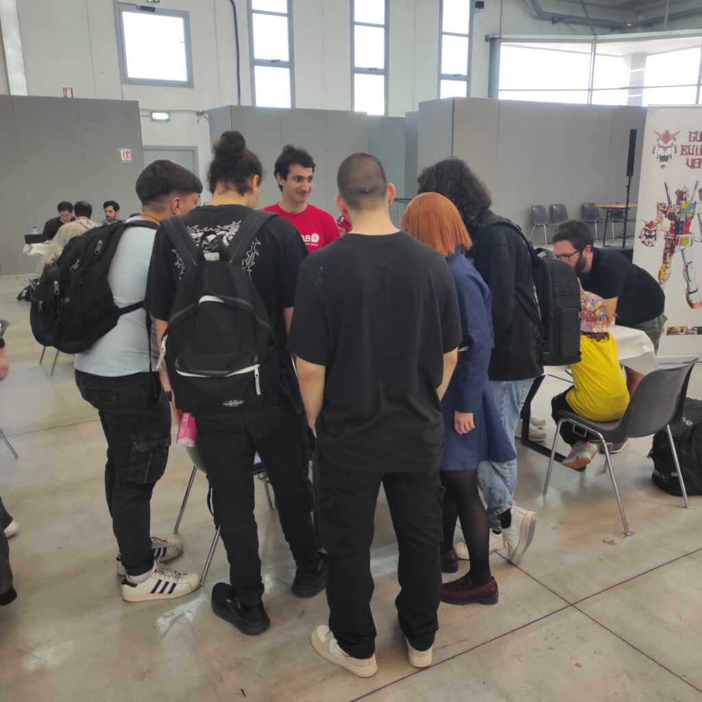 Foto di Andrei Cojocaru e altri ragazzi in piedi 