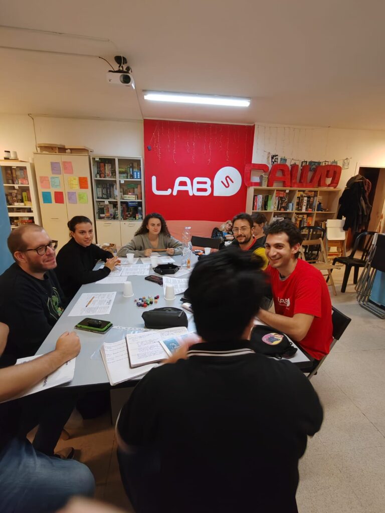 Foto di Andrei Cojocaru durante un gioco con altri ragazzi