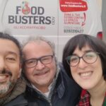 Tre persone davanti a un furgone