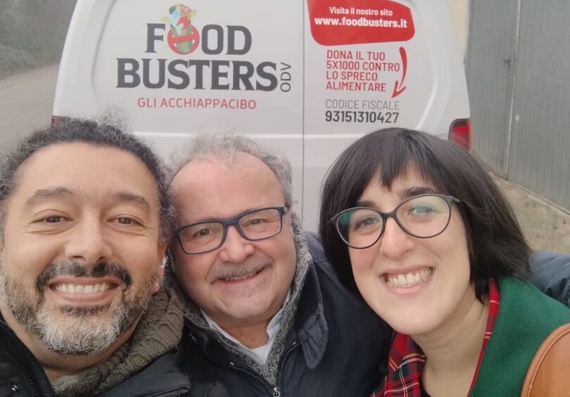 Tre persone davanti a un furgone