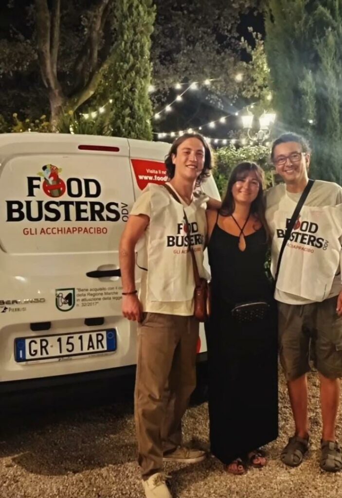 Foto di Elia Canonico e Diego Ciarloni con una donatrice