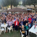 Un gruppo di persone in un prato