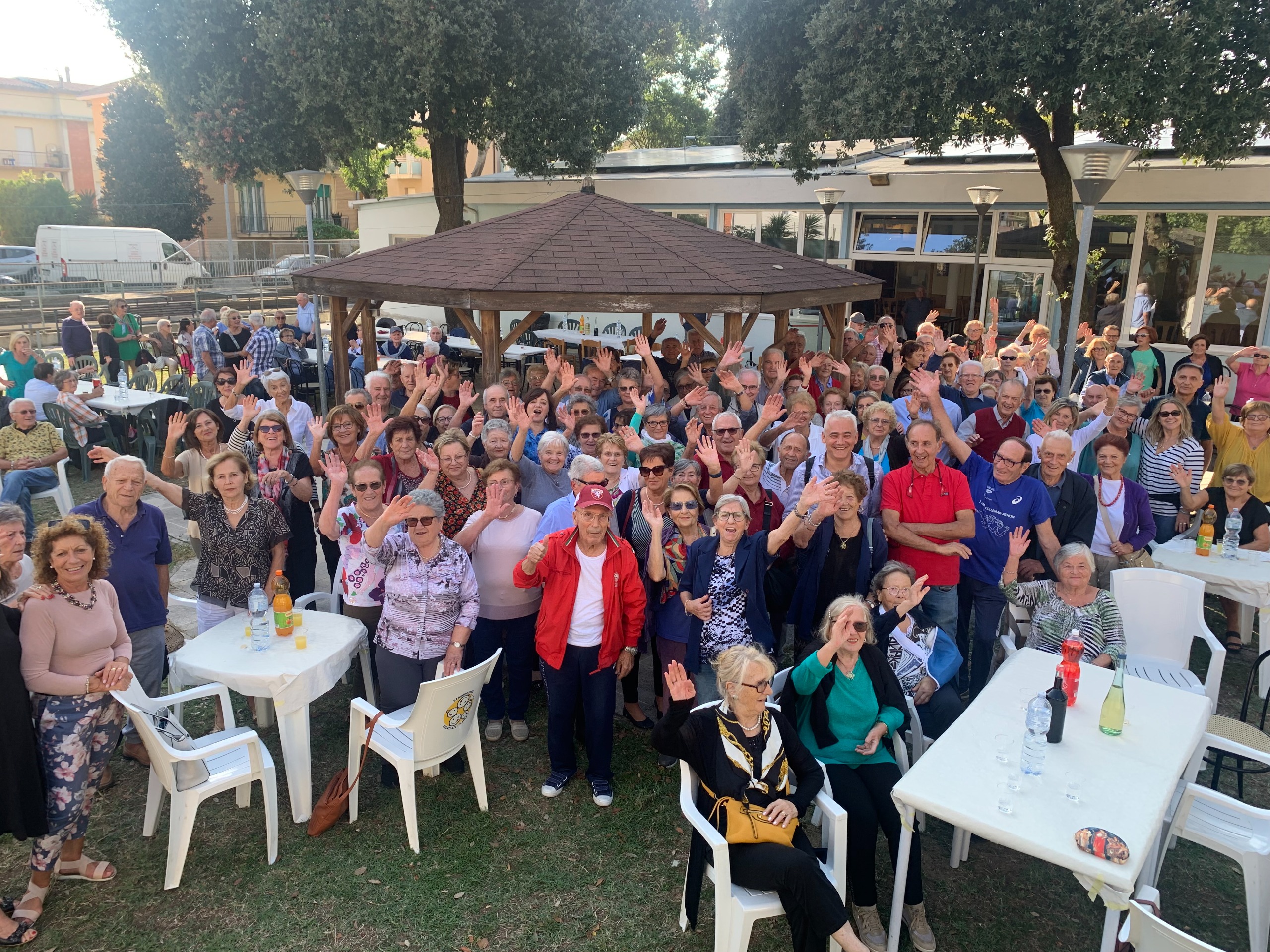 Un gruppo di persone in un prato