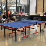 due persone giocano a ping pong