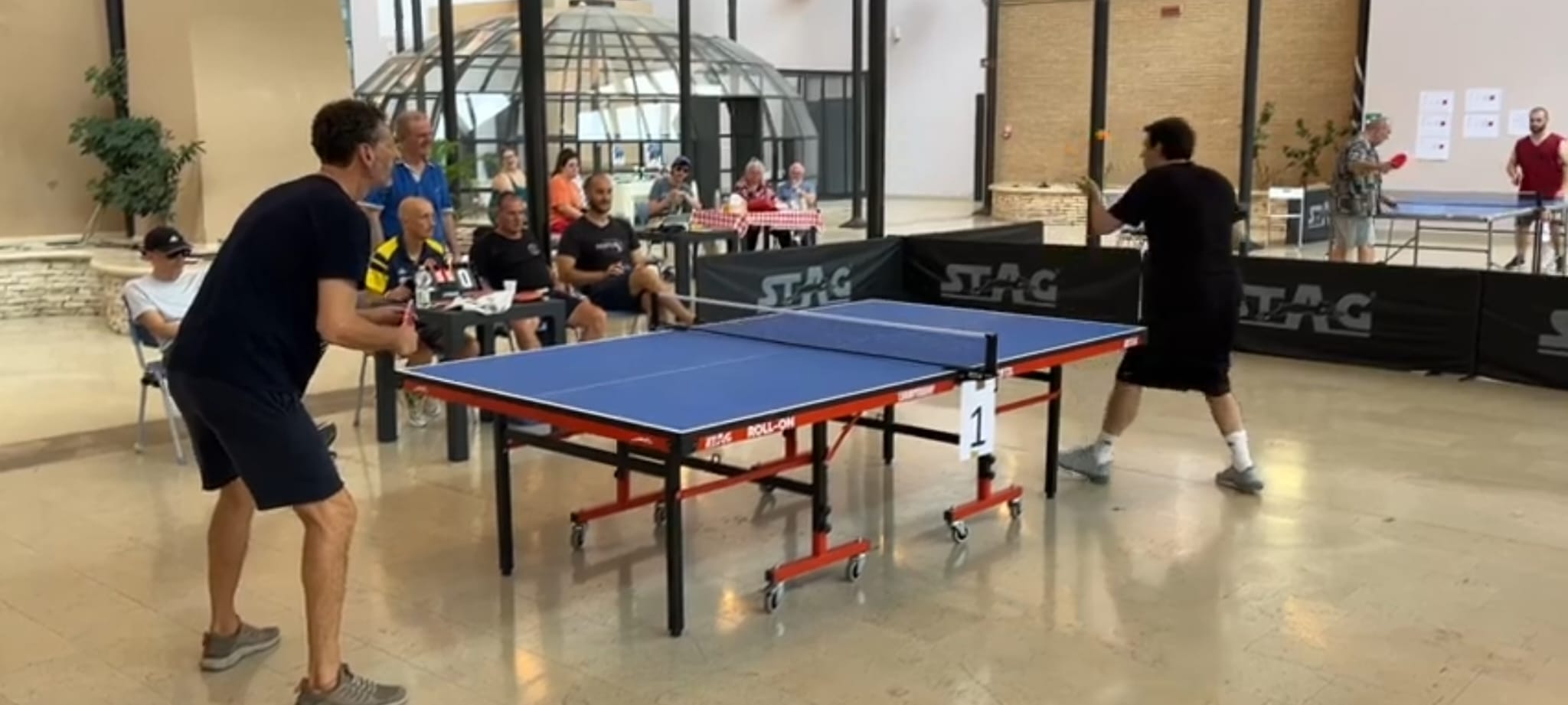 due persone giocano a ping pong