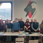 Un gruppo di persone dietro a un tavolo