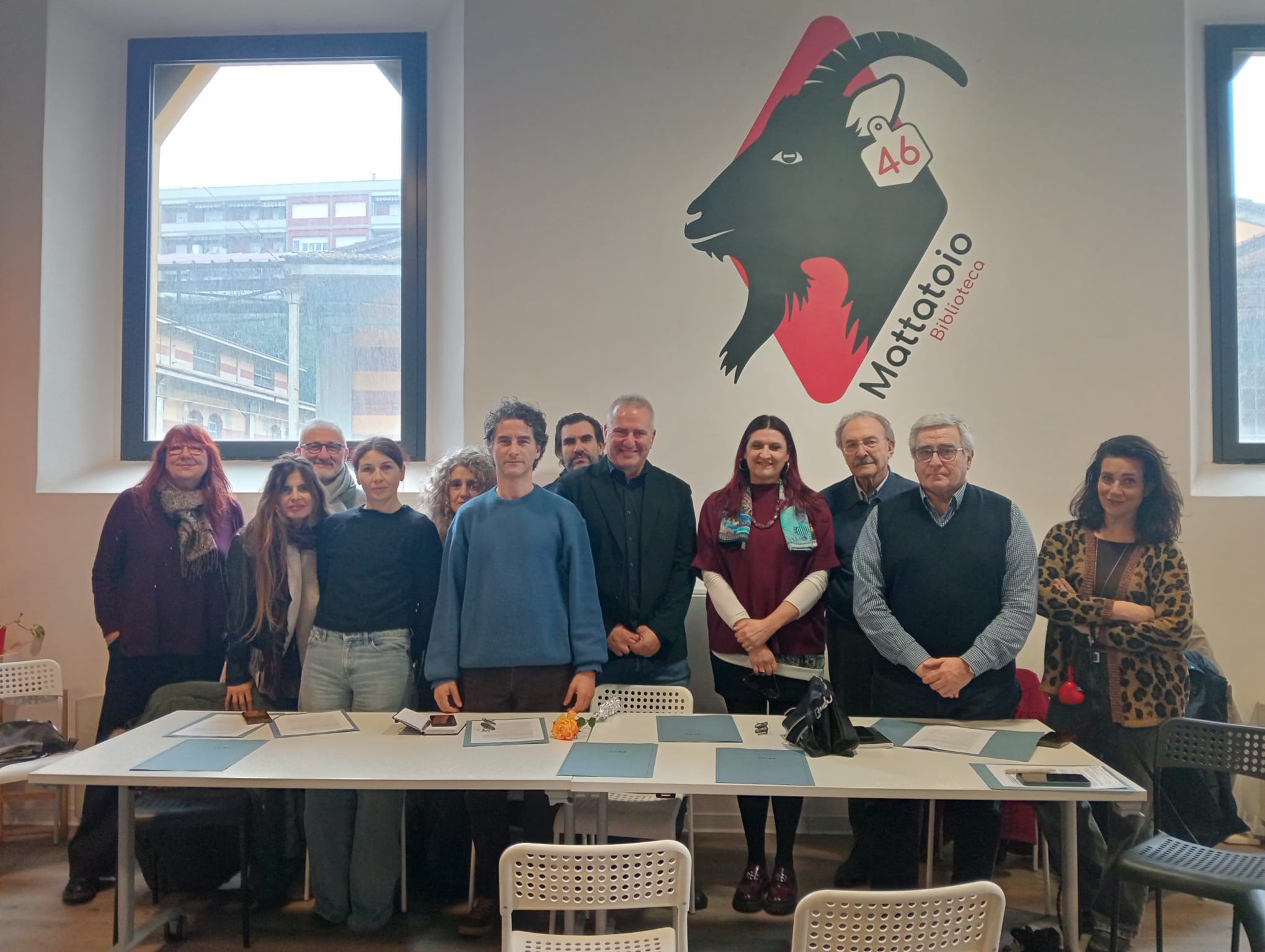 Un gruppo di persone dietro a un tavolo