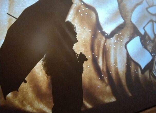 L'ombra di una donna con l'ombrello