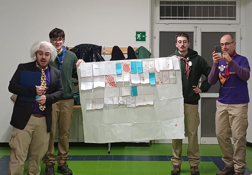 Foto di Matteo Silecchia in costume, con parrucca bianca, giacca e cravatta, insieme ad altri scout