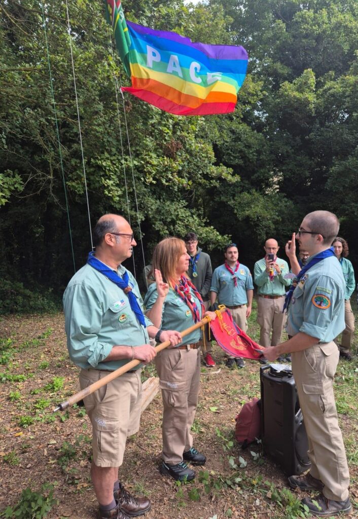 Foto di Matteo Silecchia all'aperto, in divisa da scout insieme ad altri scout