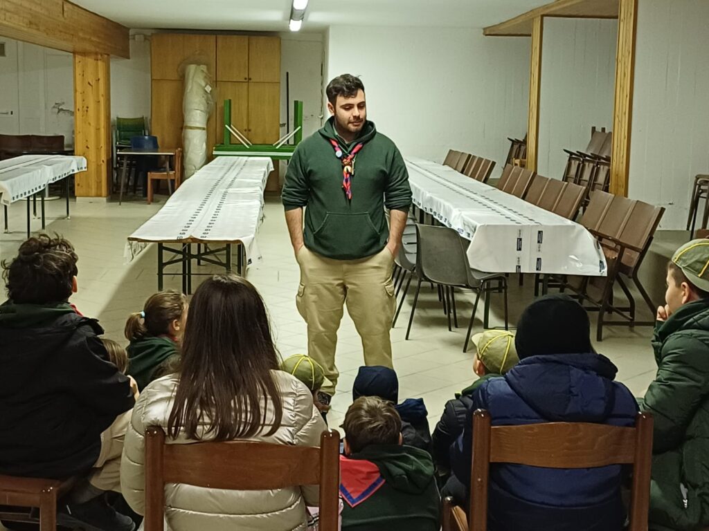 Foto di Matteo Silecchia in piedi davanti ad alcune persone sedute in una stanza