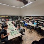persone che giocano a scacchi