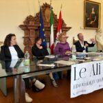 Quattro persone dietro a un tavolo