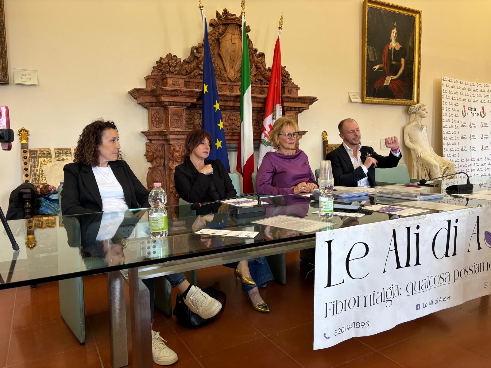Quattro persone dietro a un tavolo