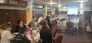 Persone al lavoro in una sala conferenze