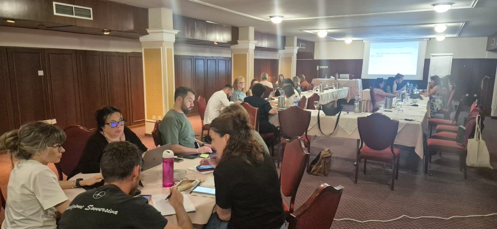 Persone al lavoro in una sala conferenze