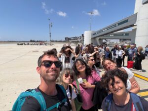 Gruppo di persone in arrivo in un aeroporto
