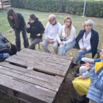 Un gruppo di persone attorno a un tavolo