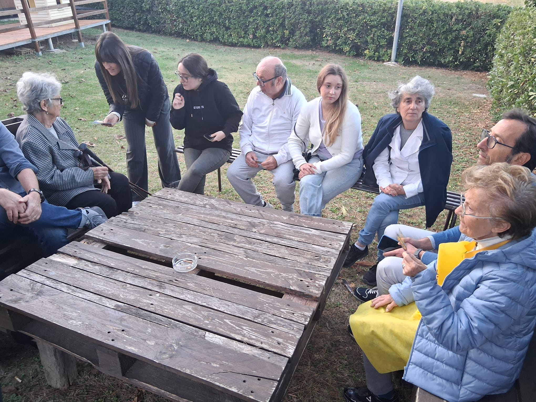 Un gruppo di persone attorno a un tavolo