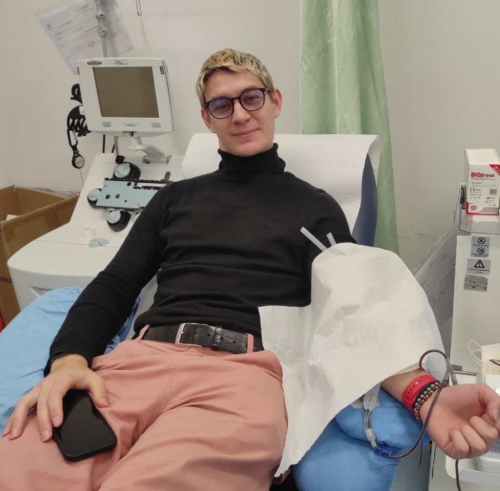 Foto di Fabio Sianu durante una donazione di sangue