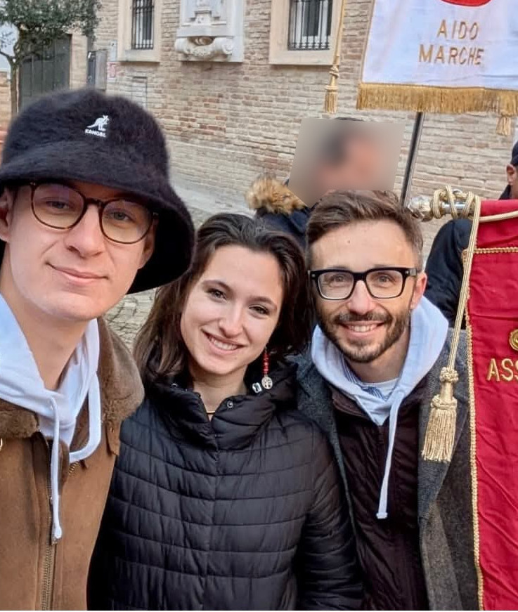 Foto di Fabio Sianu con il presidente di Avis Pesaro, Filippo Giovannini, e una volontaria