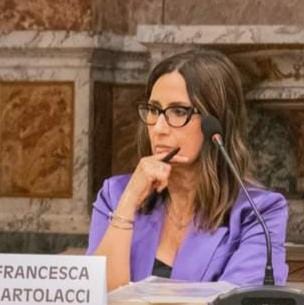 Una donna al microfono