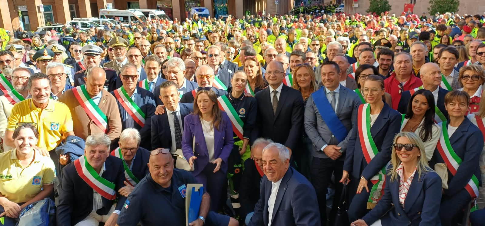 Una platea di persone in una piazza