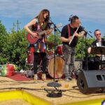 una band sul palco all'aperto