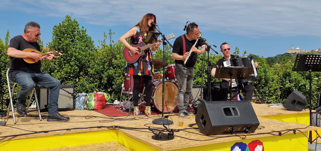 una band sul palco all'aperto