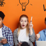 tre giovani con espressioni facciali di grande stupore, di idea geniale e di vittoria con grafiche soprastanti