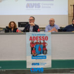 Persone sedute a un tavolo