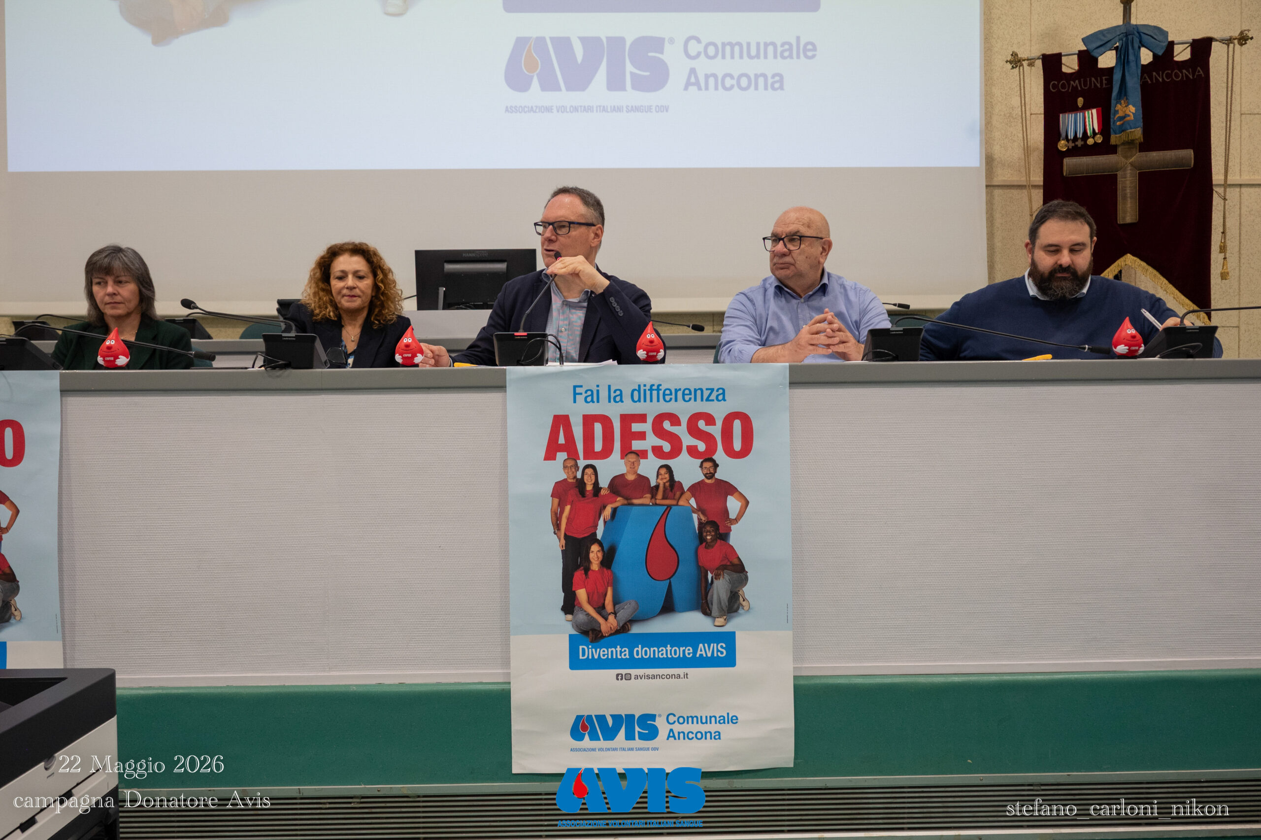 Persone sedute a un tavolo
