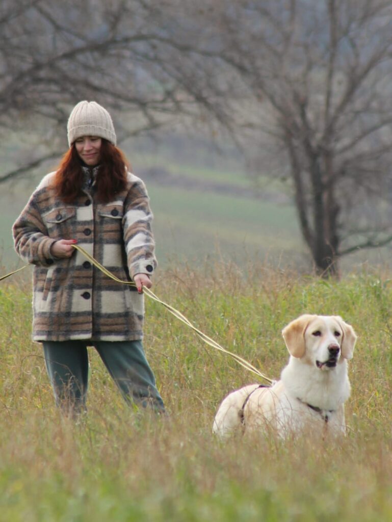 Foto di Noemi Saracini durante una passeggiata con un cane bianco