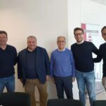 foto di gruppo di 5 uomini (amministratori e referenti associazioni di Tolentino)