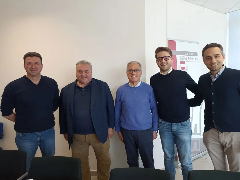 foto di gruppo di 5 uomini (amministratori e referenti associazioni di Tolentino)