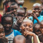 Foto di giovani ragazzi e ragazze africani