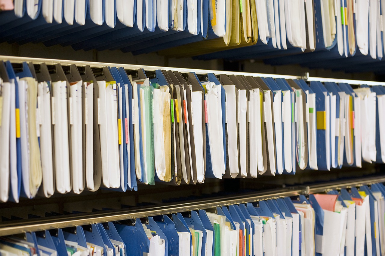 Una parete con un archivio di fasicoli