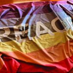 una bandiera della pace un po' sgualcita