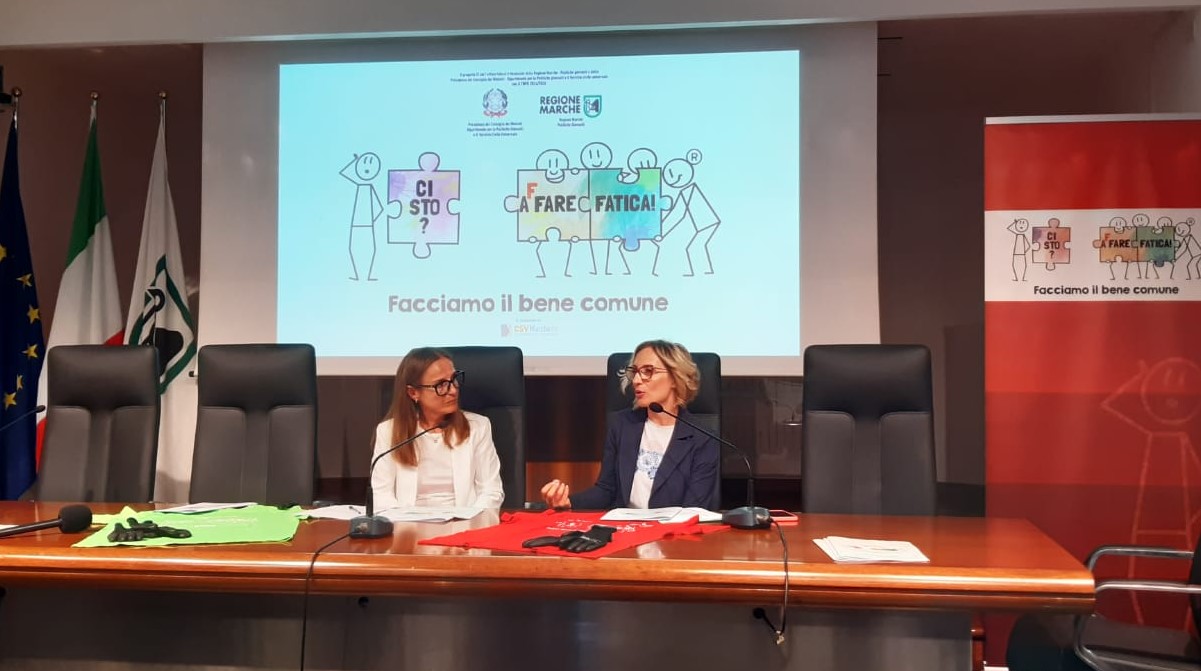 due donne relatrici dietro una scrivania con una proiezione alle loro spalle