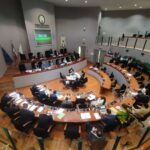 l'aula del consiglio regionale con i tavoli di giunta e presidente e intorno tavoli a semicerchio dei consiglieri