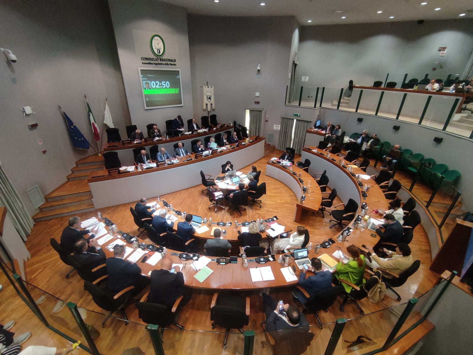 l'aula del consiglio regionale con i tavoli di giunta e presidente e intorno tavoli a semicerchio dei consiglieri